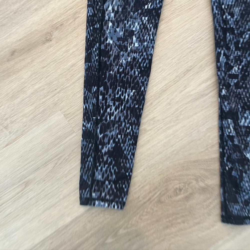 ** Athleta Chaturanga High Rise Black/Gray Cobra Snake Print Leggings XS - Picture 2 of 10